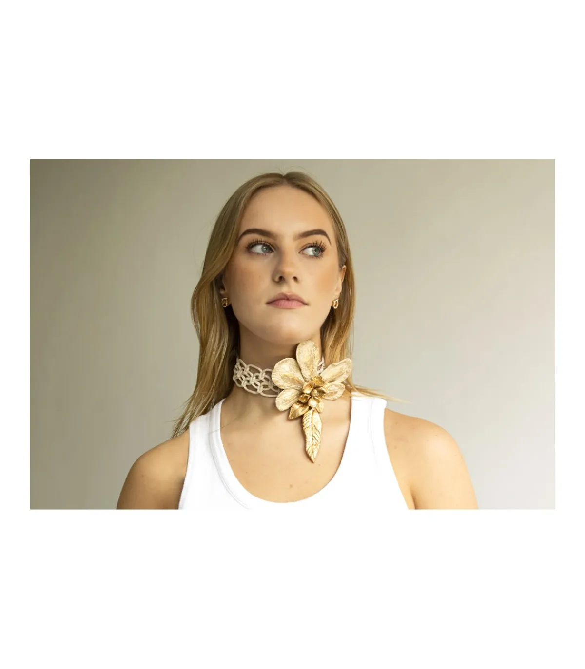 Collar Choker Flor-Salvador Bachiller Hot